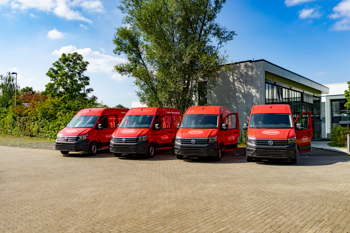 Rote Wenco Crafter stehen auf dem Parkplatz, vor der Niederlassung in Essen.